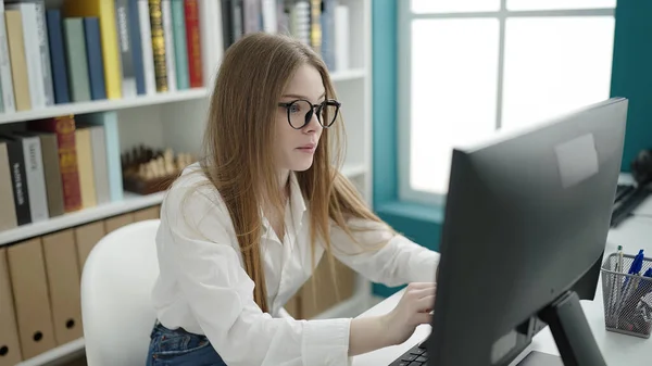 Young Blonde Woman Student Using Computer Studying University Classroom — Zdjęcie stockowe