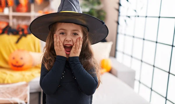 Rozkošná Hispánská Dívka Halloween Party Překvapivým Výrazem Doma — Stock fotografie