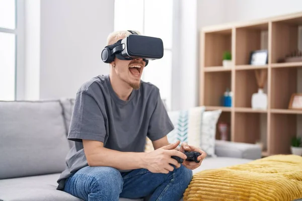 Young Caucasian Man Playing Video Game Using Virtual Reality Glasses — Stockfoto