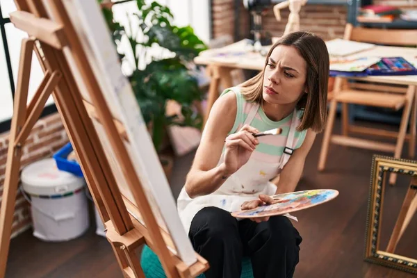 Young Beautiful Hispanic Woman Artist Drawing Relaxed Expression Art Studio — Stock fotografie