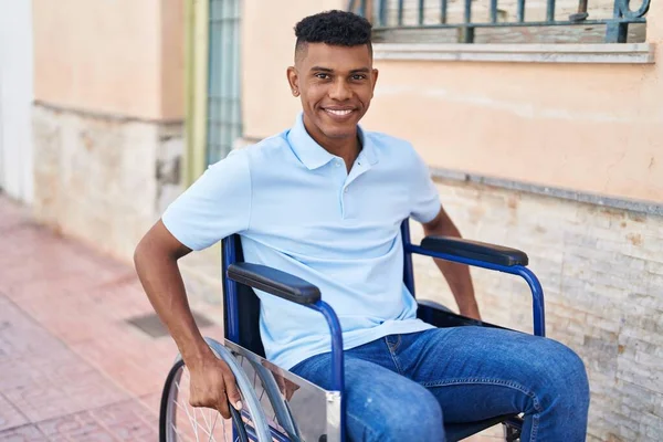 Sokakta Tekerlekli Sandalyede Oturan Kendine Güvenen Genç Latin Adam — Stok fotoğraf