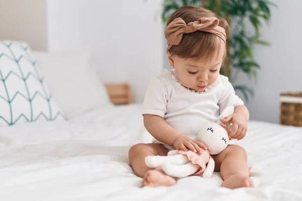 Beyaz Bebek Yatakta Oturmuş Yatak Odasında Oyuncak Bebekle Oynuyor — Stok fotoğraf