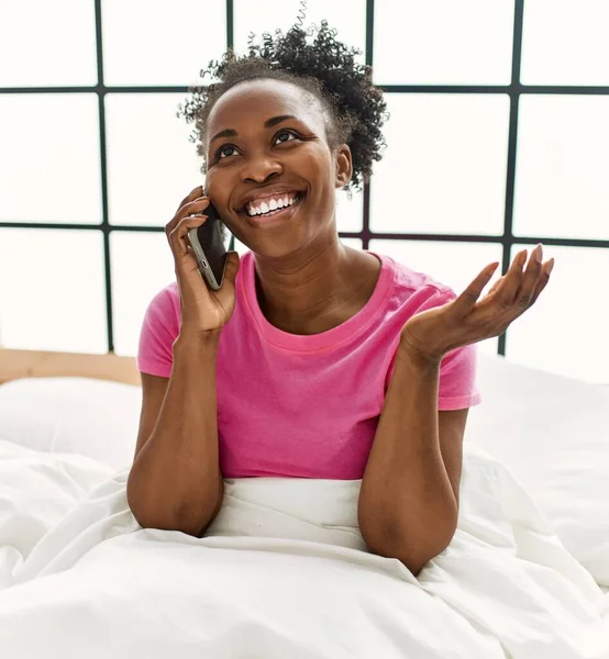 Африканская Американка Разговаривает Смартфону Сидя Кровати Спальне — стоковое фото