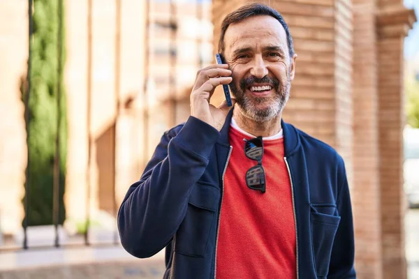 Hombre Mediana Edad Sonriendo Confiado Hablando Teléfono Inteligente Calle —  Fotos de Stock