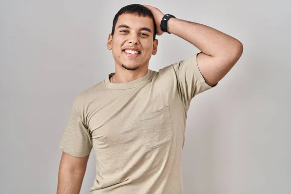 Gündelik Tişört Giyen Genç Arap Adam Gülümseyerek Saçlarına Dokunarak Hareketleriyle — Stok fotoğraf