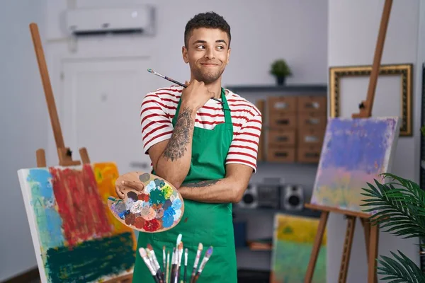 Jovem Brasileiro Segurando Paleta Pintor Estúdio Artista Sorrindo Olhando Para — Fotografia de Stock