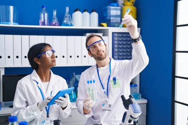 Man Woman Scientists Using Touchpad Holding Test Tubes Laboratory — Stock Photo, Image