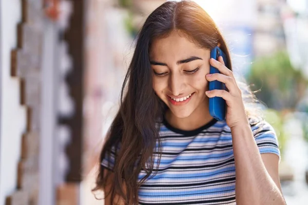 Νεαρό Ισπανόφωνο Κορίτσι Χαμογελά Αυτοπεποίθηση Μιλώντας Στο Smartphone Στο Δρόμο — Φωτογραφία Αρχείου