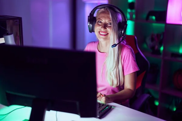 Young Blonde Woman Streamer Smiling Confident Using Computer Gaming Room — Stockfoto