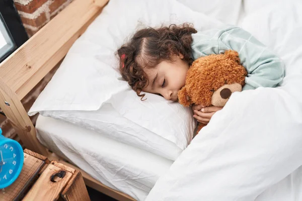 Adorável Hispânico Menina Abraçando Ursinho Deitado Cama Dormindo Quarto — Fotografia de Stock