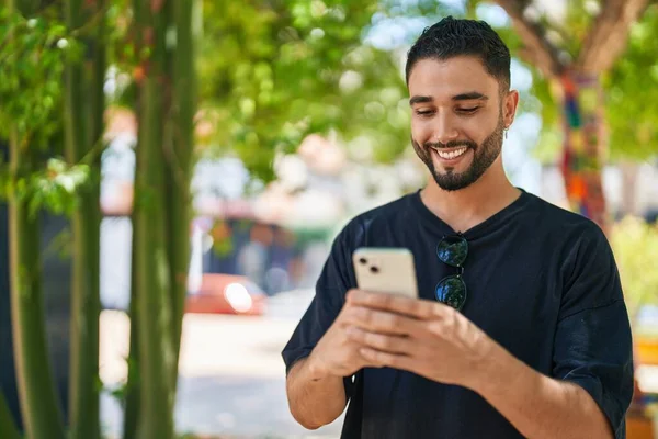 Молодий Арабський Чоловік Посміхається Впевнено Використовуючи Смартфон Парку — стокове фото