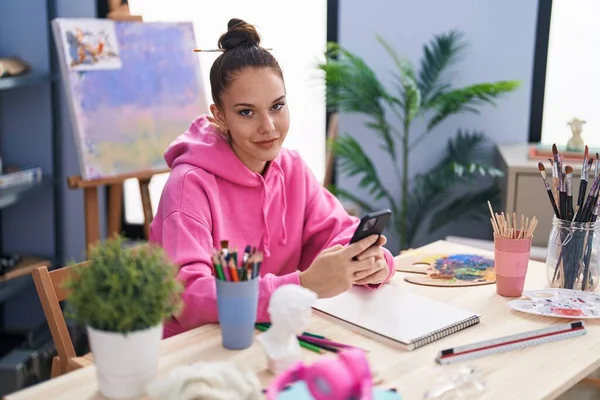 Ung Kvinna Artist Ler Säker Med Hjälp Smartphone Konst Studio — Stockfoto