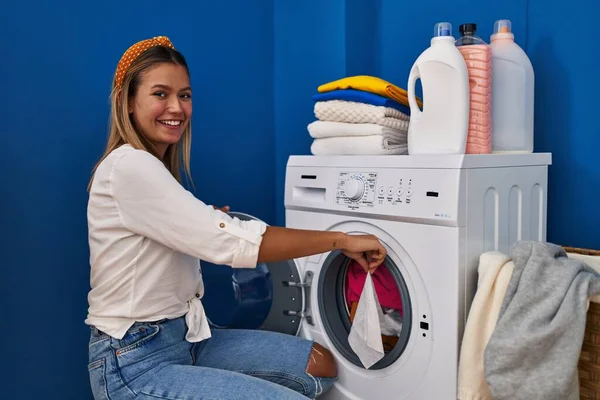 Young Hispanic Woman Smiling Confident Washing Clothes Laundry Room — Foto Stock