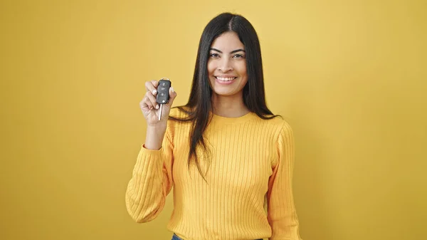 Junge Schöne Hispanische Frau Lächelt Zuversichtlich Hält Schlüssel Des Neuen — Stockfoto