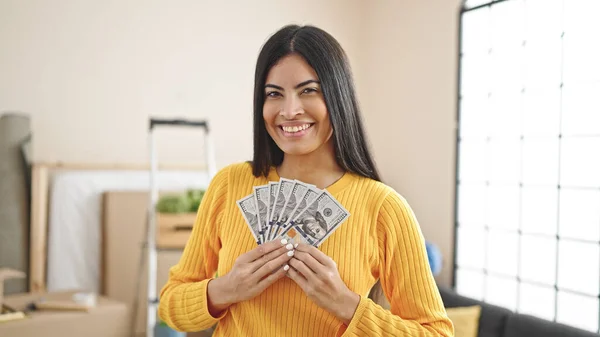 Junge Schöne Hispanische Frau Lächelt Zuversichtlich Und Hält Dollars Ihrem — Stockfoto