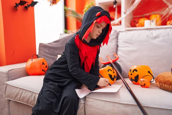 Adorabile Ragazzo Caucasico Che Indossa Costume Halloween Disegno Carta Casa — Foto Stock