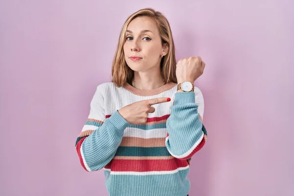 Young Blonde Woman Standing Pink Background Hurry Pointing Watch Time — Stockfoto