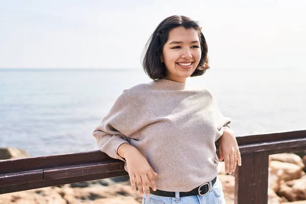 Young Woman Smiling Confident Looking Side Seaside — Stock Photo, Image