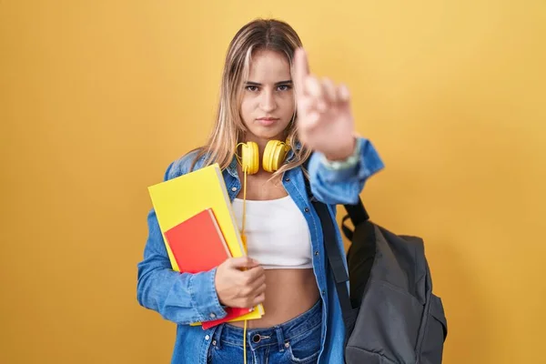 Junge Blonde Frau Mit Studentenrucksack Und Büchern Die Mit Erhobenem — Stockfoto