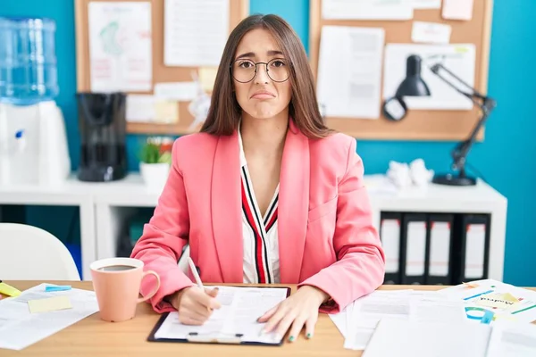 若いヒスパニック系の女性は オフィスで眼鏡を着用落ち込んで痛みを心配し 怒っていると恐れて働く 悲しい表情 — ストック写真