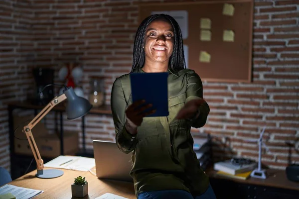 Junge Afroamerikanerin Mit Zöpfen Die Nachts Büro Arbeiten Und Fröhlich — Stockfoto