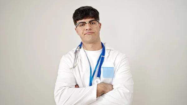 Ung Latinamerikansk Man Läkare Stående Med Armarna Korsade Gest Ser — Stockfoto