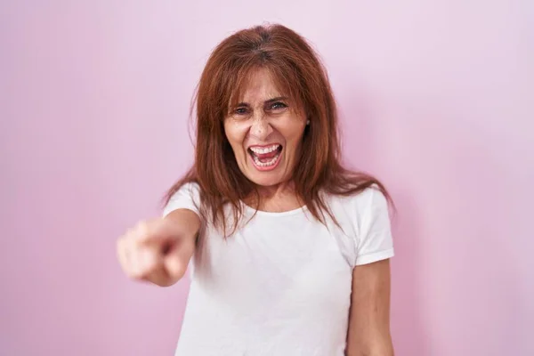 中年妇女站在粉红的背景上 对着摄像机表示不满和沮丧 对你感到愤怒和愤怒 — 图库照片