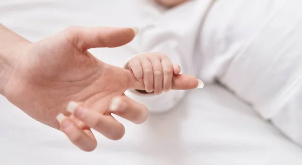Sevimli Beyaz Bebek Yatak Odasında Anne Parmağını Tutarak Yatağa Uzanıyor — Stok fotoğraf