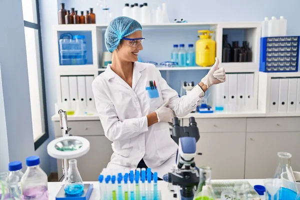 Μελαχρινή Γυναίκα Που Εργάζεται Στο Εργαστήριο Επιστήμονας Φαίνεται Υπερήφανη Χαμογελώντας — Φωτογραφία Αρχείου
