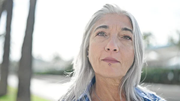 Parkta Ciddi Bir Ifadeyle Duran Orta Yaşlı Gri Saçlı Kadın — Stok fotoğraf