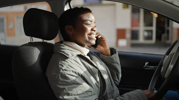 Afrikansk Amerikansk Kvinna Talar Smartphone Sitter Bilen Gatan — Stockfoto