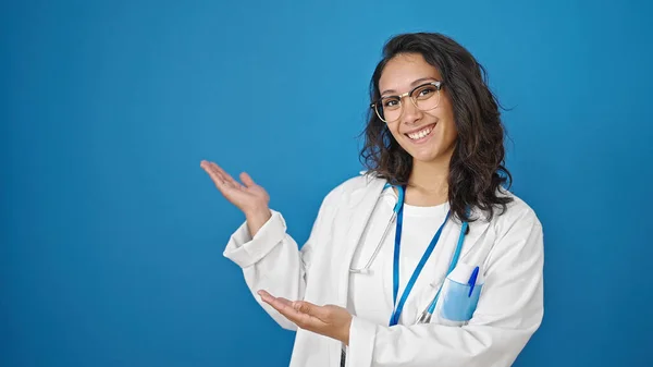 年轻美丽的惊慌失措的女医生面带微笑 自信地从孤立的蓝墙背景中展现出来 — 图库照片