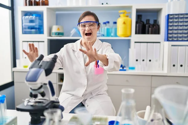 과학자 실험실에서 일하는 증후군을 히스패닉 소녀는 두려움에 떨면서 멈추고 충격적 — 스톡 사진