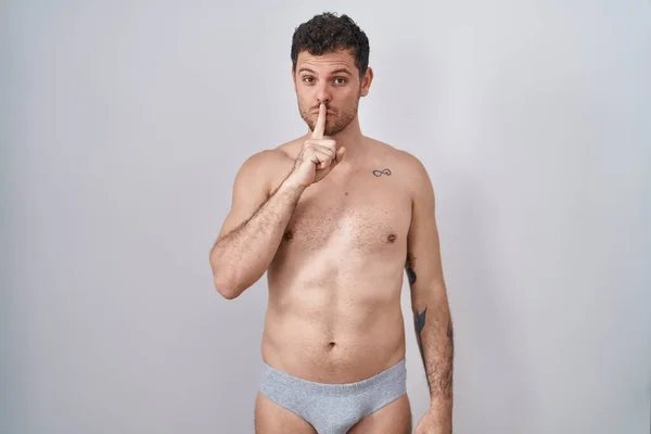 Jonge Spaanse Man Zonder Shirt Ondergoed Die Vraagt Stil Zijn — Stockfoto