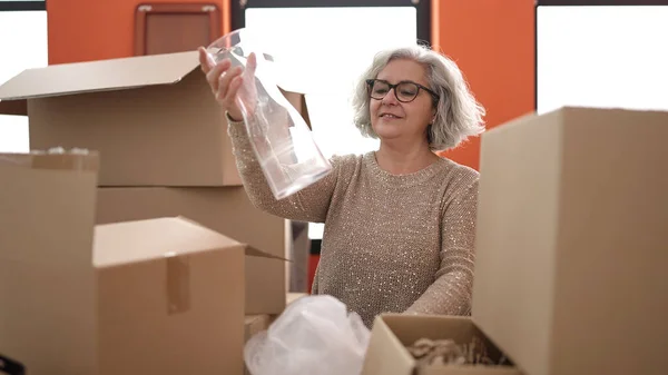 Mujer Mediana Edad Con Pelo Gris Sonriendo Caja Cartón Desembalaje — Foto de Stock