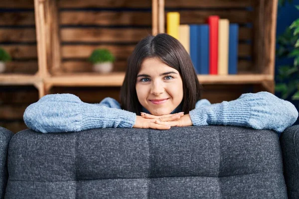Young Beautiful Hispanic Woman Smiling Confident Leaning Sofa Home — Stok fotoğraf