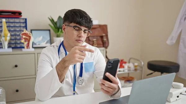 Młody Latynos Człowiek Lekarz Robi Wideo Rozmowy Smartfonem Klinice — Zdjęcie stockowe