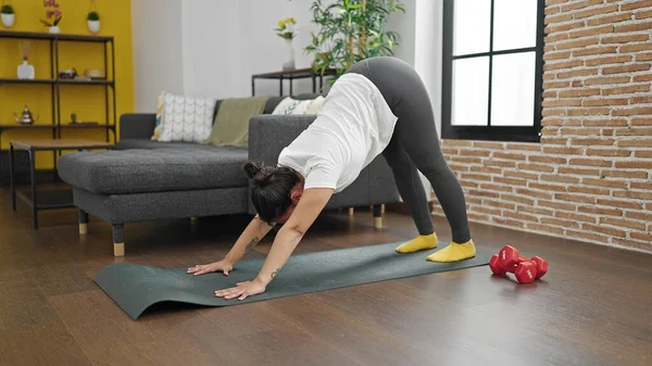 Genç Güzel Spanyol Kadın Evde Yoga Eğitimi Veriyor — Stok fotoğraf