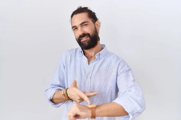 Hispánec Vousy Neformální Košili Spěchu Ukazuje Čas Netrpělivost Rozrušený Naštvaný — Stock fotografie