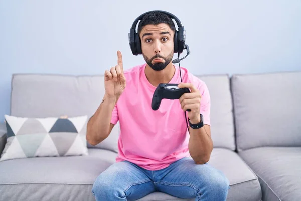 Hispanischer Junger Mann Der Videospiel Spielt Und Controller Hält Sitzt — Stockfoto