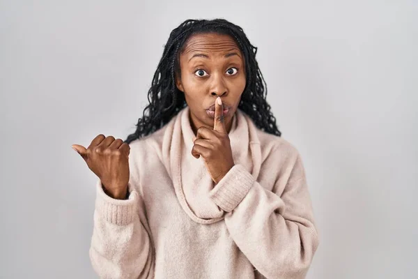 Mujer Africana Pie Sobre Fondo Blanco Pidiendo Silencio Con Dedo —  Fotos de Stock