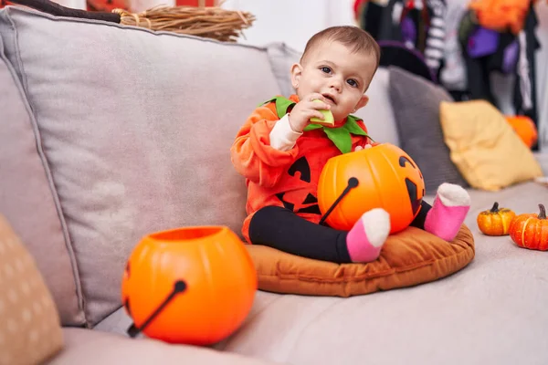 Tatlı Spanyol Bebek Cadılar Bayramı Partisi Veriyor Evde Balkabağı Kostümü — Stok fotoğraf