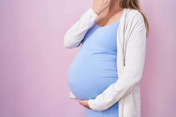 若い妊婦は赤ん坊を期待し 手で口をカバーする妊娠中の腹に触れ ショックを受け 間違いを恐れている 驚きの表情 — ストック写真