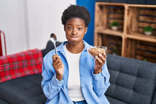 Afrikansk Amerikansk Kvinna Äter Friska Fullkorn Flingor Puffande Kinder Med — Stockfoto