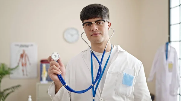 Ung Latinamerikansk Man Läkare Som Håller Stetoskop Med Allvarliga Uttryck — Stockfoto