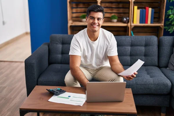Jovem Hispânico Usando Laptop Leitura Documentos Contabilidade Casa — Fotografia de Stock