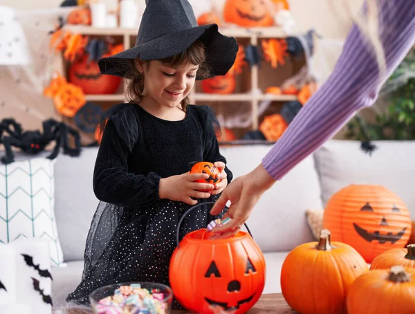 Rozkošná Hispánská Dívka Halloween Party Obdrží Sladkosti Doma — Stock fotografie