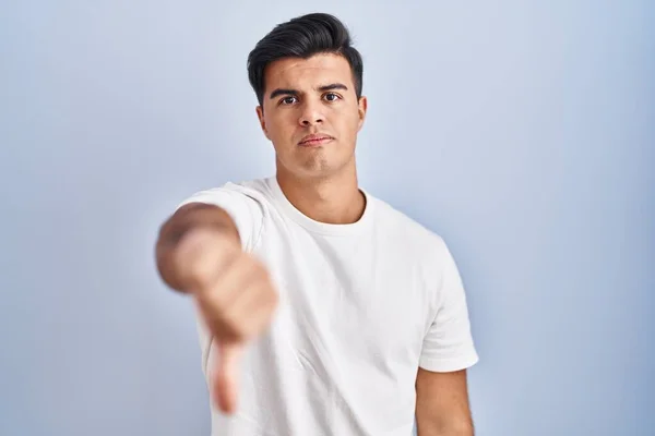 Hispanic Man Standing Blue Background Looking Unhappy Angry Showing Rejection — 스톡 사진