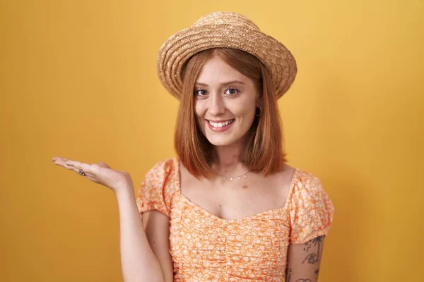 Joven Pelirroja Pie Sobre Fondo Amarillo Con Sombrero Verano Sonriente — Foto de Stock