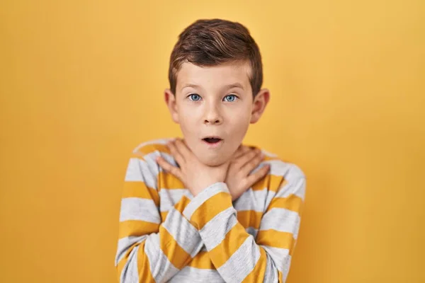 Sarı Arka Planda Dikilen Genç Beyaz Çocuk Boğularak Can Çekiştiği — Stok fotoğraf